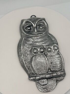 Vintage Cast Metal Owl Family Wall Hanging Plaque – Mid-Century Brutalist Pewter
